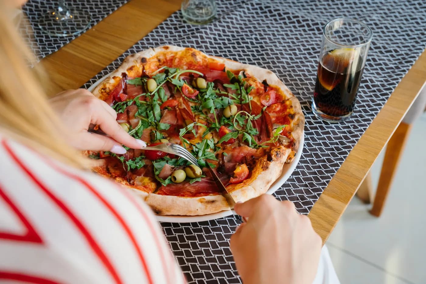 Pizza s pršutom i rikulom