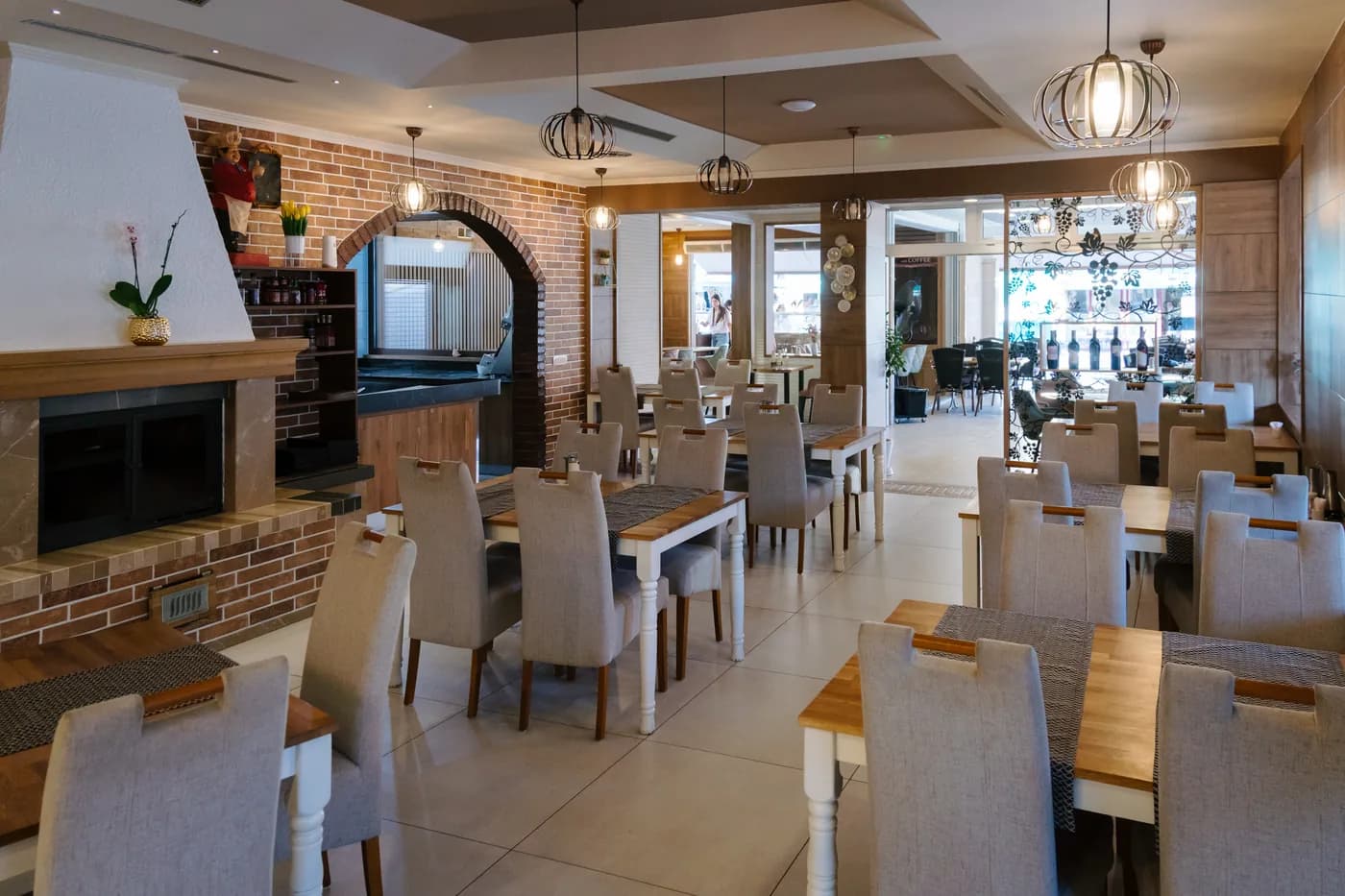 Interijer restorana - stolovi i topla rasvjeta