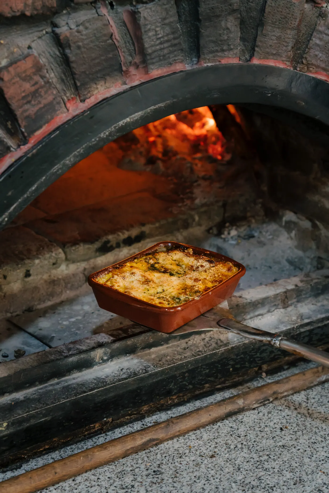 Porcija lasagna s umakom