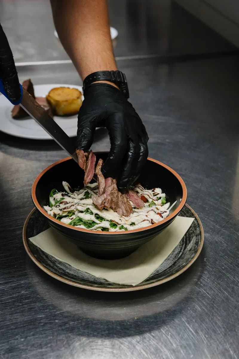 Salata s biftekom